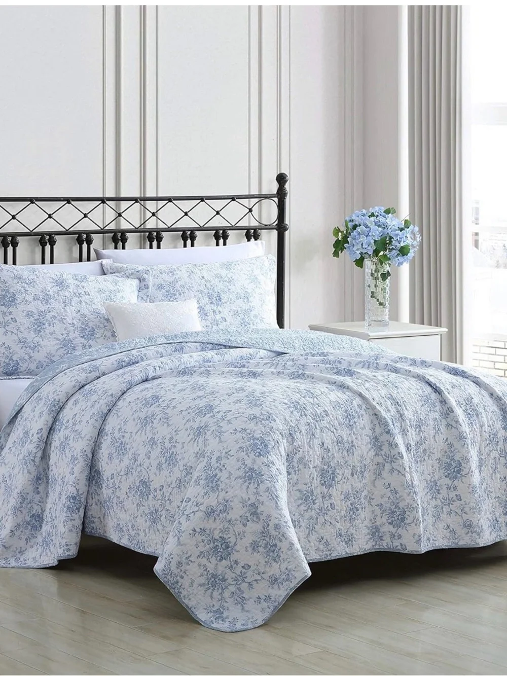 Laura Ashley - King Quilt Set, Soft & Reversible (Excellent Condition)
